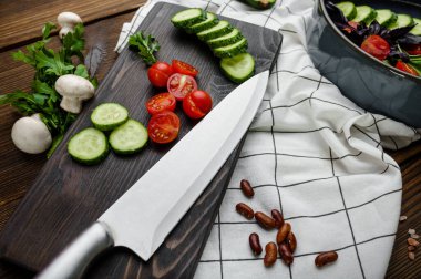 Tahta arka planda taze kesilmiş sebzeler var. Organik vejetaryen yiyecekler, market çeşitleri, doğal ürünler, sağlıklı yaşam tarzı konsepti.