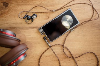 Müzik çalar ve kulaklıklar ses mağazasında tezgahın üzerinde, kimse yok. Hoparlör sistemi seçimi, kulaklıklar, multimedya kuaförleri, kulaklıklar