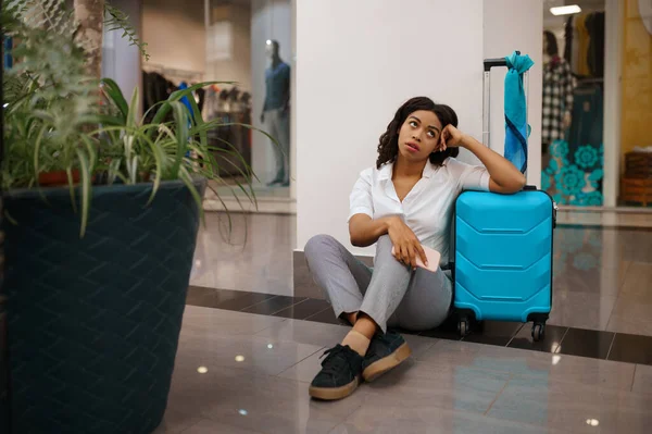 机场地板上坐着疲惫的女人和手提箱 女人带着行李 国际通气口 旅客提包 带行李离开候机楼的女孩 — 图库照片
