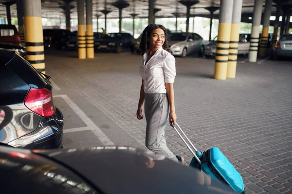 Young Woman Suitcase Car Parking Female Traveler Luggage Vehicle Park — Stock Photo, Image