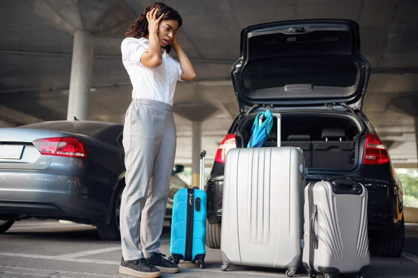 Junge Frau Mit Koffern Panik Parkplatz Reisende Mit Gepäck Auf — Stockfoto