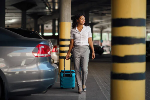 Young Woman Suitcase Car Parking Female Traveler Luggage Vehicle Park — Stock Photo, Image