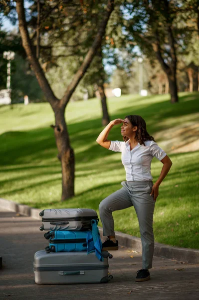 Vrolijke Vrouw Met Koffer Wandelend Het Zomerpark Vrouwelijke Reiziger Met — Stockfoto