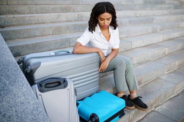 夏の公園の階段にスーツケースを着た若い女性 荷物レジャー屋外で女性の旅行者は 袋を自然の中で休んで乗客 荷物のある女の子は街の路地でリラックス — ストック写真