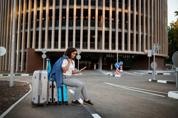 Jeune Femme Assise Sur Une Valise Entrée Parking Voyageur Féminin — Photo