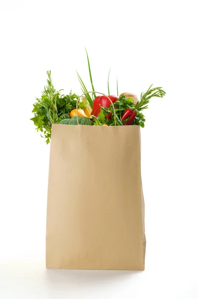 新鲜蔬菜和水果装在纸袋中 白色背景隔离 有机素食 食品杂货 健康生活方式概念 — 图库照片