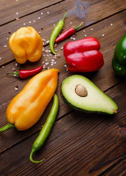 Légumes Frais Avocat Sur Fond Bois Aliments Végétariens Biologiques Assortiment — Photo