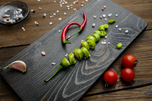 Peperoncino Fresco Tagliato Bordo Fondo Legno Cibo Vegetariano Biologico Assortimento — Foto Stock