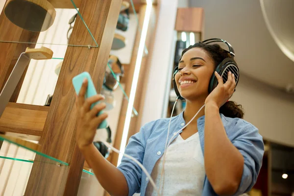 Mujer Escuchando Música Tienda Auriculares Persona Femenina Tienda Audio Escaparate —  Fotos de Stock