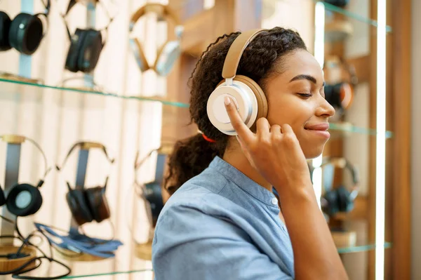 Akustik Mağazasında Kulaklık Takan Bir Kadın Ses Dükkanında Bir Kadın — Stok fotoğraf