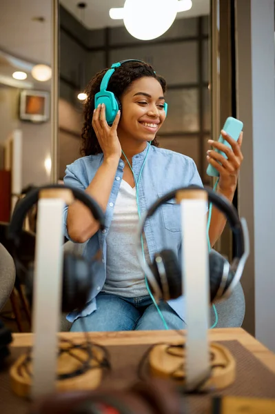 Woman Listening Music Headphones Store Female Person Audio Shop Showcase — Stock Photo, Image