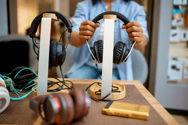 Mulher Leva Fones Ouvido Loja Áudio Música Pessoa Feminina Loja — Fotografia de Stock