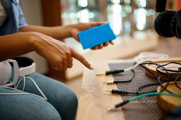 Mujer Con Auriculares Elección Teléfono Tienda Sistemas Altavoces Ventilador Música —  Fotos de Stock