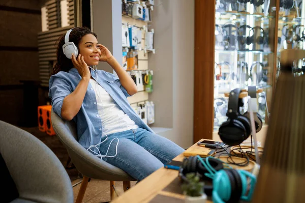 Cliente Probándose Los Auriculares Tienda Audio Ventilador Música Persona Femenina —  Fotos de Stock