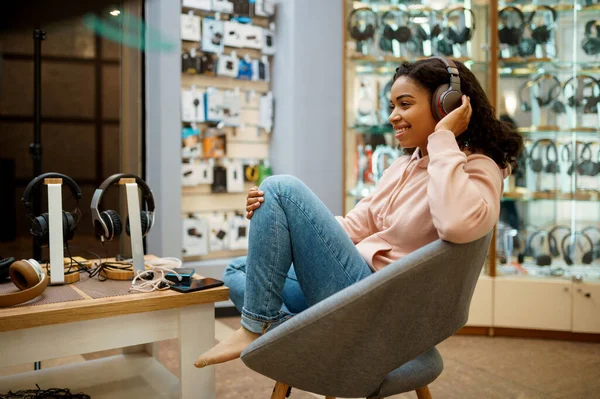 Compratore Provare Cuffie Negozio Audio Fan Della Musica Donna Negozio — Foto Stock