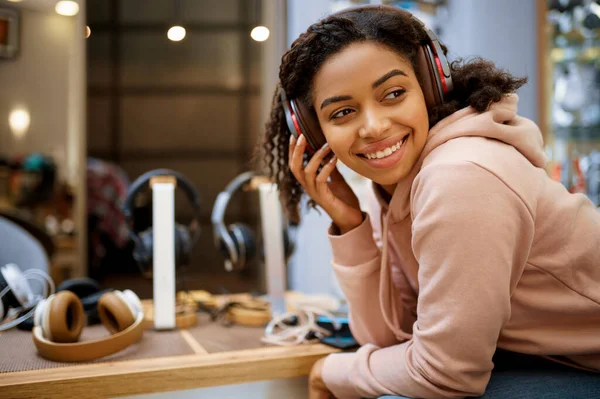 Buyer Choosing Headphones Audio Store Music Fan Female Person Music — Stock Photo, Image