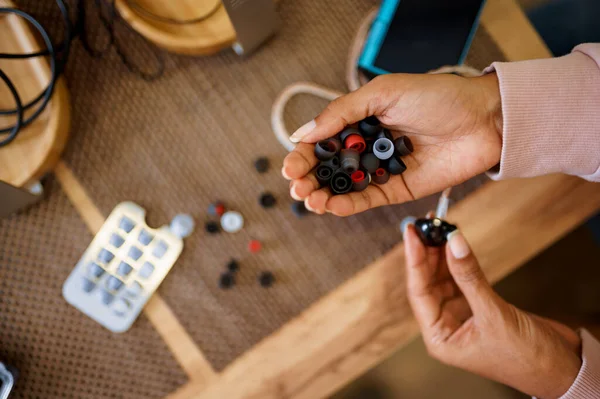 Vrouw Die Oorkussens Kiest Audio Winkel Muziekfan Vrouwelijke Persoon Muziekwinkel — Stockfoto