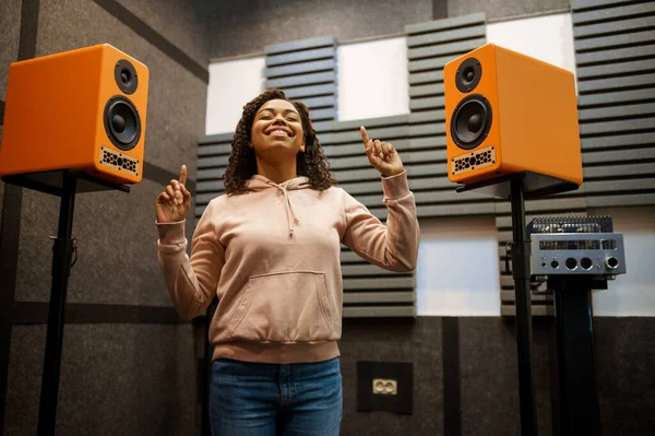 Gelukkige Vrouw Luistert Naar Muziek Speaker Systeem Winkel Vrouwelijke Persoon — Stockfoto