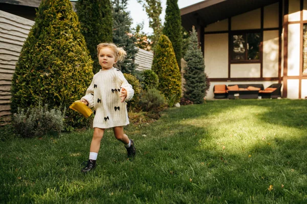 Cheerful Kid Running Garden Child Play Lawn Backyard Little Girl — Stock Photo, Image