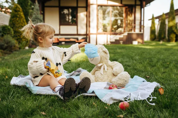 Niño Jugar Con Oso Peluche Jardín Niño Con Juguete Suave — Foto de Stock