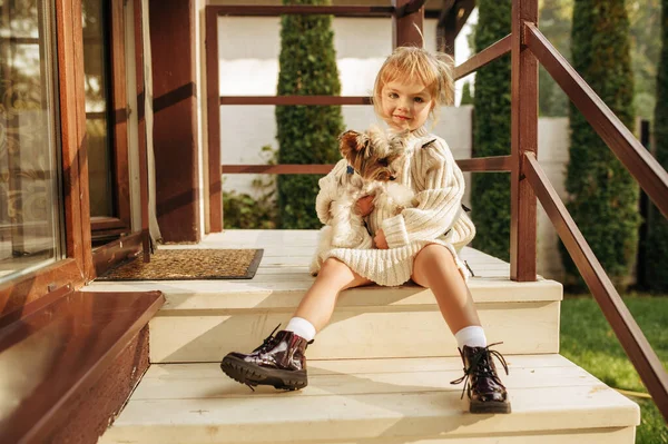 Komik Köpekli Çocuk Kır Evindeki Merdivenlerde Oturuyor Köpekli Çocuk Arka — Stok fotoğraf