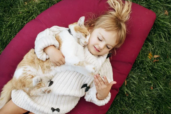 Παιδί Γάτα Ξαπλωμένη Μια Κουβέρτα Στον Κήπο Φροντίζει Ζώα Παιδί — Φωτογραφία Αρχείου