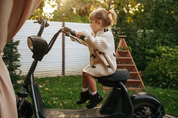Kleines Mädchen Sitzt Auf Einem Oldtimer Roller Garten Weibliches Kind — Stockfoto