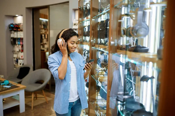 Mujer Probándose Los Auriculares Tienda Altavoces Persona Femenina Tienda Audio —  Fotos de Stock