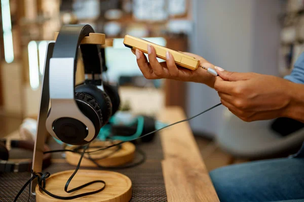 Mulher Conecta Fones Ouvido Telefone Loja Áudio Ventilador Música Pessoa — Fotografia de Stock
