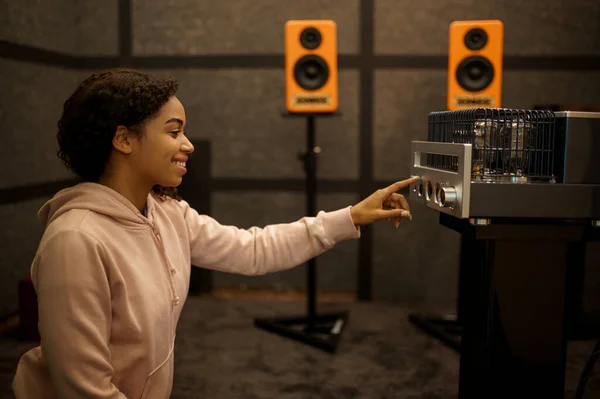 Vrouw Met Versterker Luidsprekersysteem Winkel Vrouwelijke Persoon Audio Shop Akoestische — Stockfoto