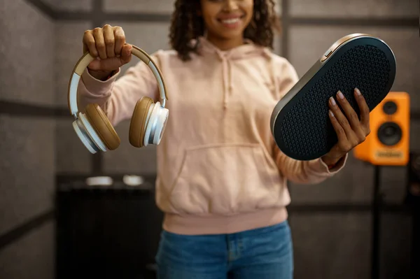 Een Vrouw Met Een Koptelefoon Winkel Vrouwelijke Persoon Audio Shop — Stockfoto