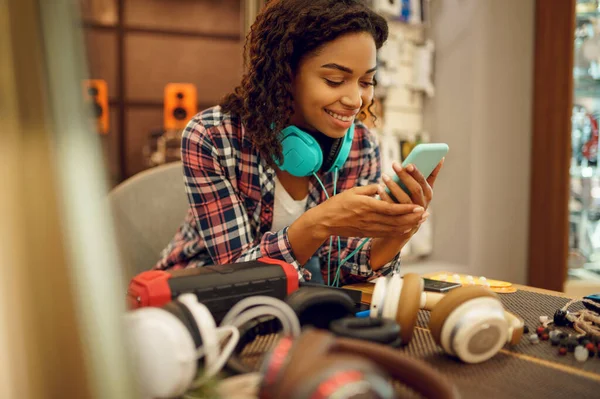 Cliente Probándose Los Auriculares Tienda Audio Ventilador Música Persona Femenina —  Fotos de Stock