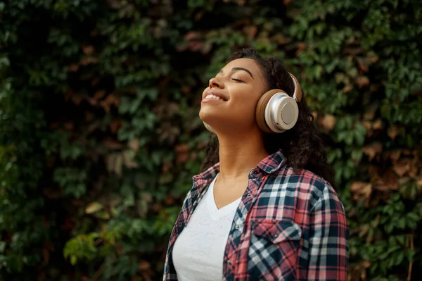 Kulaklıklı Neşeli Kadın Yaz Parkında Müzik Dinliyor Kadın Müzik Fanı — Stok fotoğraf