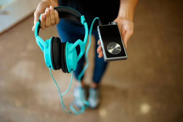 Menina Mostrando Fones Ouvido Telefone Loja Áudio Música Pessoa Feminina — Fotografia de Stock