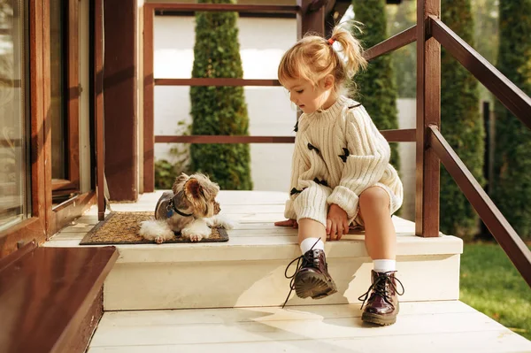 Ragazzo Con Cane Divertente Sono Seduti Sulle Scale Casa Campagna — Foto Stock