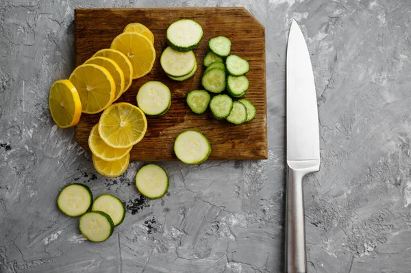 Fresco Taglio Limone Cetriolo Sfondo Grunge Astratto Cibo Vegetariano Biologico — Foto Stock