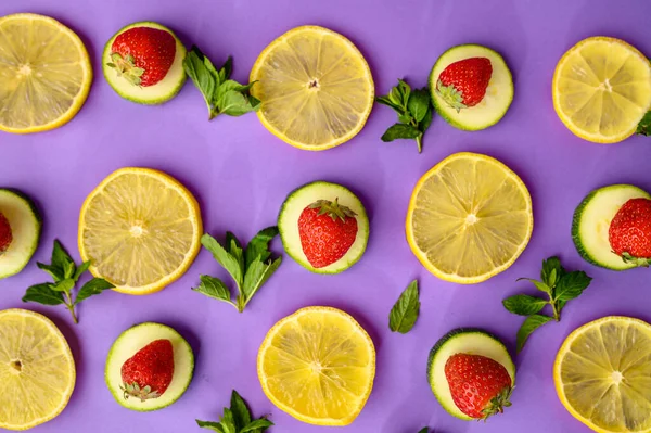 Frische Zitronenscheiben Und Erdbeeren Auf Violettem Hintergrund Vegetarische Biolebensmittel Lebensmittelsortiment — Stockfoto