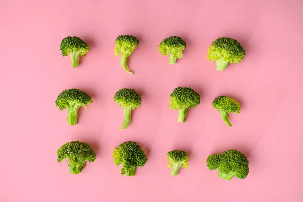 Brokoli Segar Pada Latar Belakang Merah Muda Tampilan Atas Makanan — Stok Foto