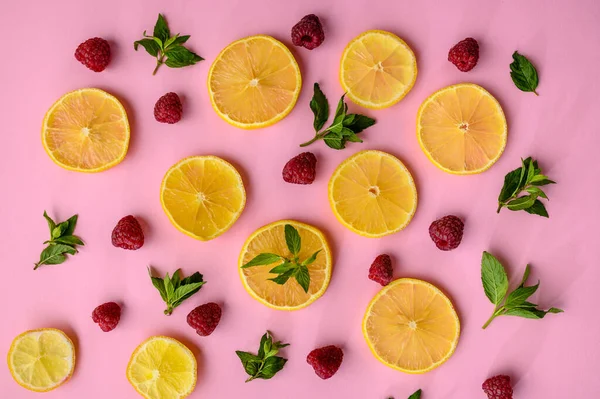 Frische Zitronenscheiben Und Himbeeren Auf Rosa Hintergrund Vegetarische Biolebensmittel Lebensmittelsortiment — Stockfoto