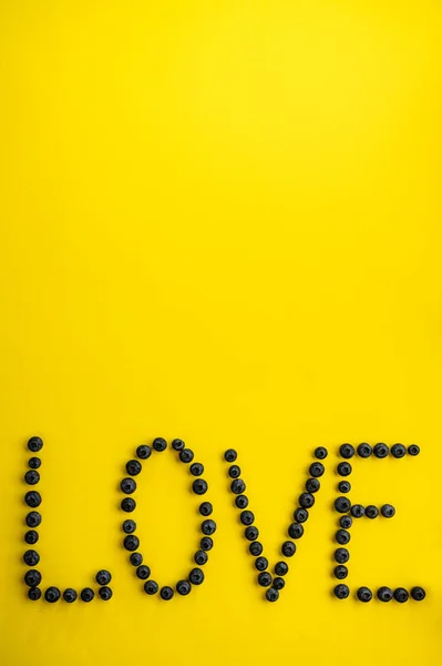 Blueberries Love Word Yellow Background Top View Organic Vegetarian Food — Stock Photo, Image