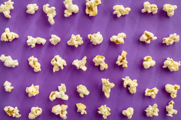 Wzór Popcornu Fioletowym Tle Widok Góry Tekstura Kukurydzy Pop Smaczny — Zdjęcie stockowe