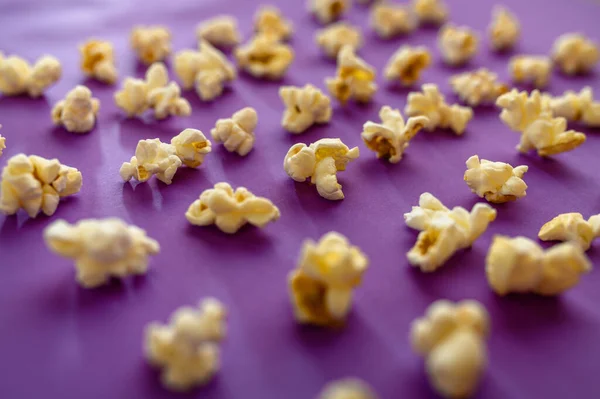 Nahaufnahme Mit Popcornmuster Auf Lila Hintergrund Popcorn Textur Leckeres Tapetendesign — Stockfoto
