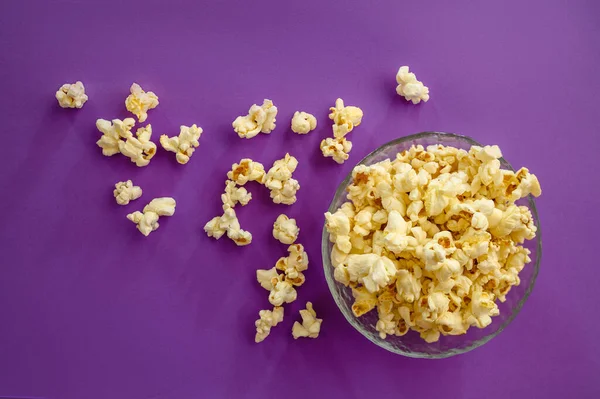 Popcorn Teller Auf Violettem Hintergrund Draufsicht Popcorn Textur Leckeres Tapetendesign — Stockfoto