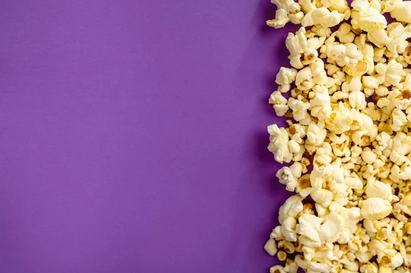 Popcorn Rand Paarse Achtergrond Bovenaanzicht Pop Maïs Textuur Lekker Behang — Stockfoto
