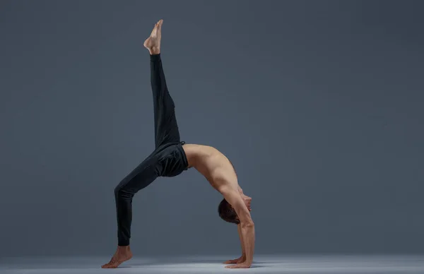 Man Yoga Doen Stretching Oefening Studio Grijze Achtergrond Sterke Man — Stockfoto