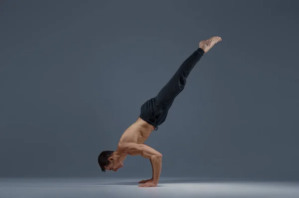 Mannelijke Yoga Houdt Balanc Handen Meditatie Grijze Achtergrond Sterke Man — Stockfoto