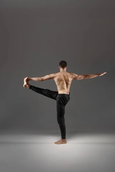 Мышечная Мужская Йога Делает Растяжку Упражнения Студии Серый Фон Сильный — стоковое фото