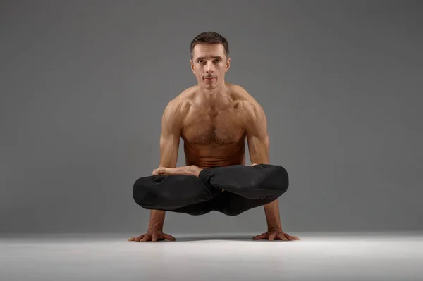 Mannelijke Yoga Houdt Balanc Handen Klassieke Houding Meditatie Positie Grijze — Stockfoto