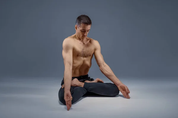 Mannelijke Yoga Maditates Klassieke Houding Meditatie Positie Grijze Achtergrond Sterke — Stockfoto