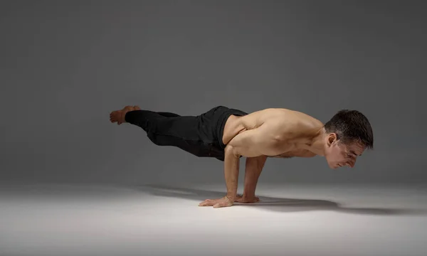 Yoga Masculino Mantém Equilíbrio Horizontal Nas Mãos Posição Meditação Fundo — Fotografia de Stock